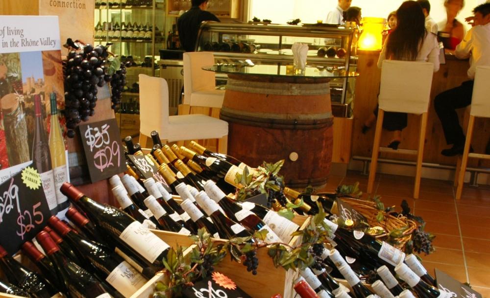 Martin Modern residents are a stone's throw away from a variety of nightlife options around Robertson Quay.